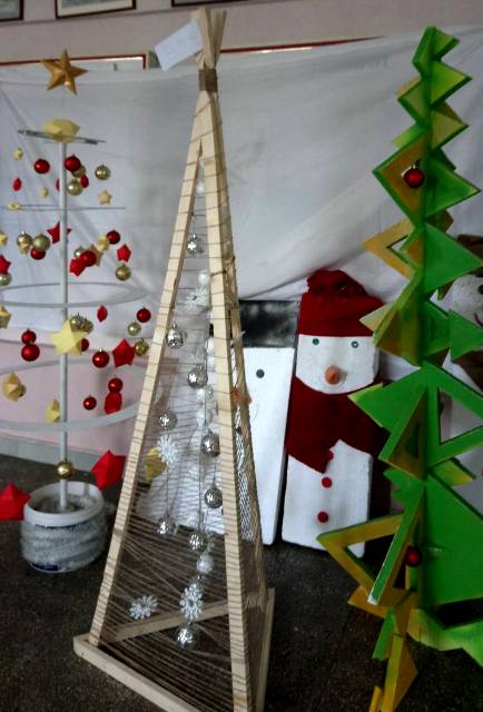 Креативні ялиночки (Автори - студенти гр. Д-25, Д-35, доцент Маркович М.Й. (зліва направо).jpg